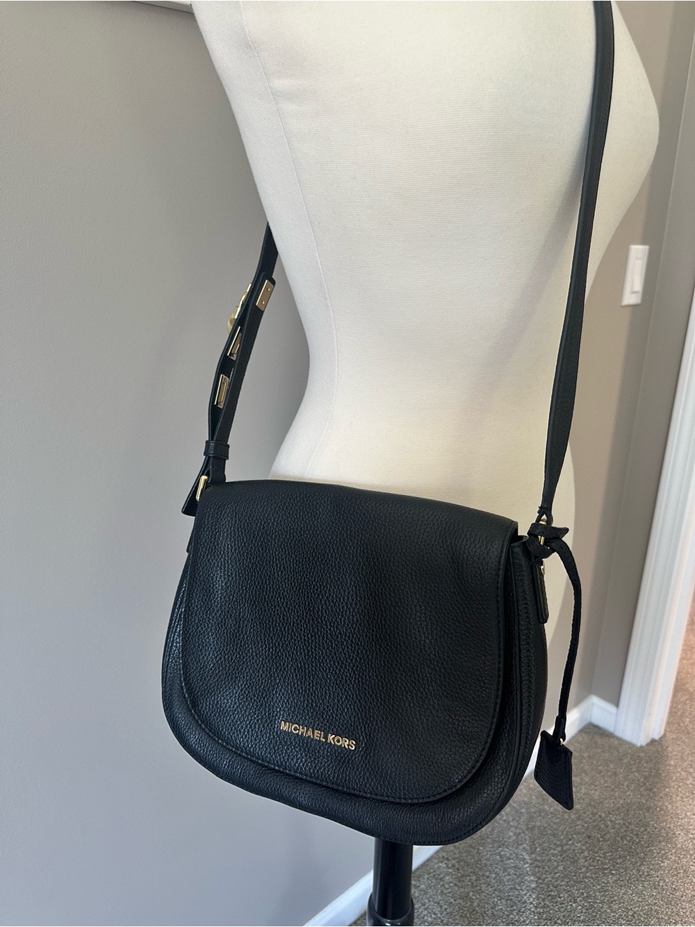 Michael Kors Black Pebbled Leather Saddle Crossbody with Gold Logo - Picture 4 of 4